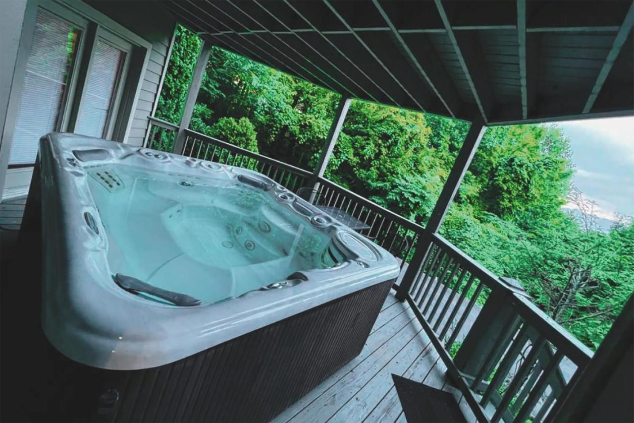 3 Decks, Mtn Views! Tree Tops By Honeybearcabins - Luxury Rain Showers, 3 King Suites, Xl Hottub, Fireplace, Bear Sightings ガトリンバーグ エクステリア 写真