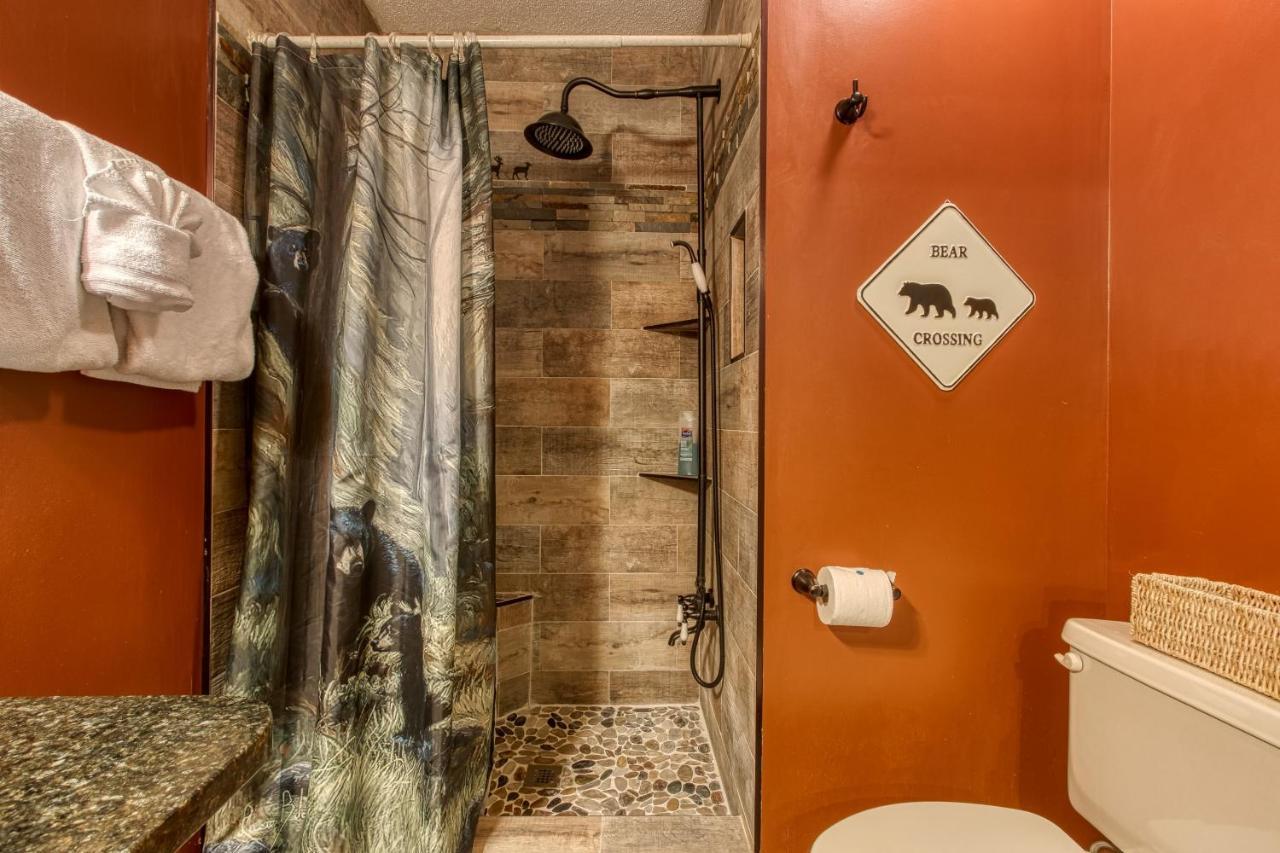 3 Decks, Mtn Views! Tree Tops By Honeybearcabins - Luxury Rain Showers, 3 King Suites, Xl Hottub, Fireplace, Bear Sightings ガトリンバーグ エクステリア 写真